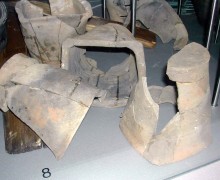 5.	Z expozice nálezů komorových kachlů z hradu