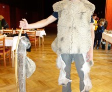 Obr. 4. Ondrej Musalek s vlastnimi vyrobky - odevem a zbranemi pravekeho lovce, foto Ales Uhlir.